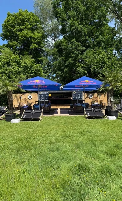 Beach House Außenansicht mit gemütlicher Terrasse