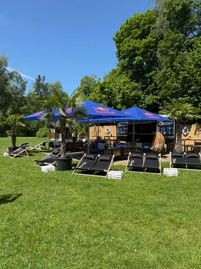 Beach House Außenansicht mit gemütlichen Sitzplätzen