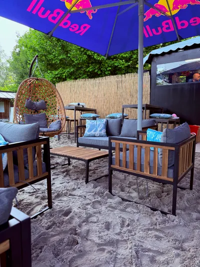 Entspannter Hängesessel mit Seeblick